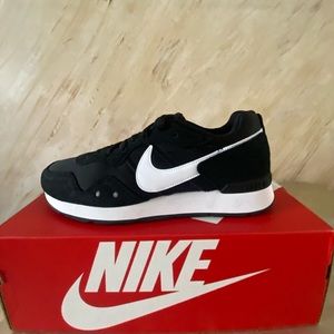 Nike Venture Runner